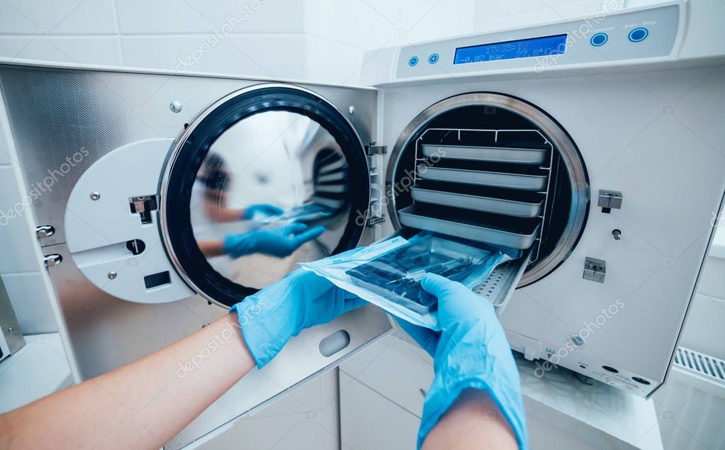 Esterilización de instrumentos médicos en autoclave. Consultorio dental. 2024