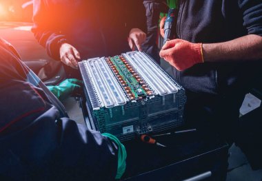 Elecric motorlu pilleri şarj. Pil bir elektrikli araç motorunun sökülmesi. Araba Servisi