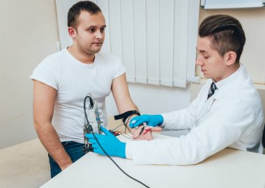 Hasta sinirleri elektromiyografi ile test ediliyor. Tıbbi muayene. EMG