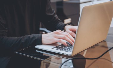  ofiste dizüstü bilgisayar üzerinde çalışan iş adamı