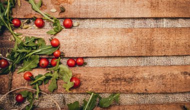 Kiraz domates ve roka ahşap tablo