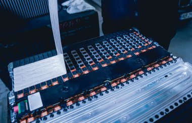 Elecric motorlu pilleri şarj. Pil bir elektrikli araç motorunun sökülmesi. Araba Servisi