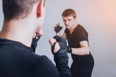 Genç savaşçılar Studio bir beyaz duvara pratik.