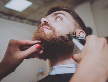 Ana kesim saç ve sakal erkeklerin, Kuaför saç modeli için genç bir adam yapar..