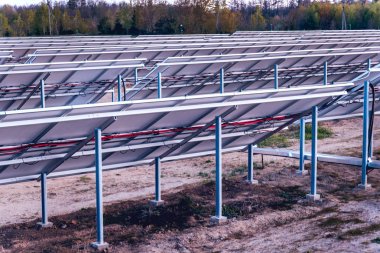 Arkadan Görünüm güneş paneli. Doğru akım alternatif elektrik kaynağına dönüştürmek için inverter.