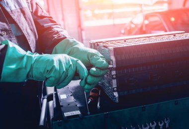 Elecric motorlu pilleri şarj. Pil bir elektrikli araç motorunun sökülmesi. Araba Servisi