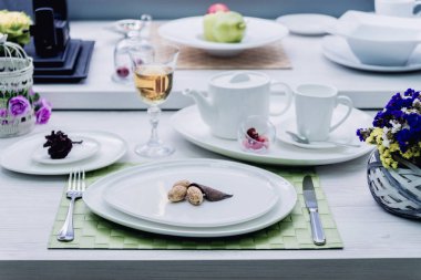 Hizmet ve dekore edilmiş tablo beyaz sofra ile