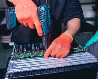 Elecric motorlu pilleri şarj. Pil bir elektrikli araç motorunun sökülmesi. Araba Servisi