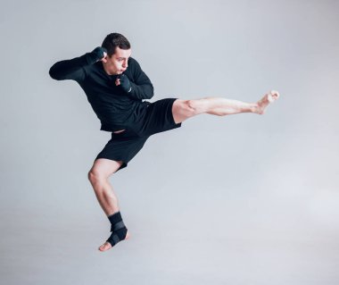 Genç savaşçı Studio bir beyaz duvara pratik.