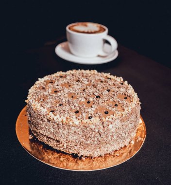 koyu arka plan üzerinde çikolatalı kek.