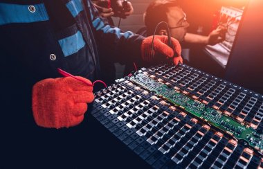 Elecric motorlu pilleri şarj. Pil bir elektrikli araç motorunun sökülmesi. Araba Servisi