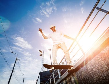 Pratik ve sokaklarda atlama kaykaycı