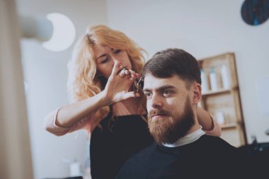 Ana kesim saç ve sakal erkeklerin, Kuaför saç modeli için genç bir adam yapar. Hipsters