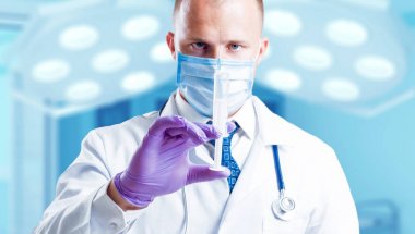 Yetişkin beyaz mavi gözlü doktor ameliyat odası. 