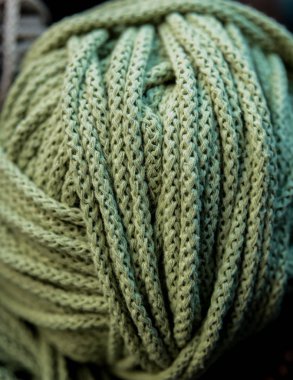 Masada yeşil iplikler closeup. Malzeme örme için. 