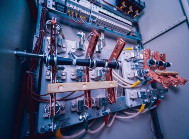 Kablolar ve elektrik kutusuna geçer. Sigortalar ve Kontaktörler elektrik paneli.