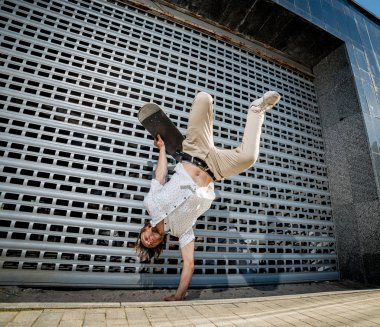 Pratik ve sokaklarda atlama kaykaycı