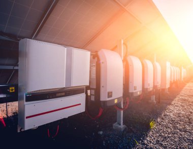 Arkadan Görünüm güneş paneli. Doğru akım alternatif elektrik kaynağına dönüştürmek için inverter.
