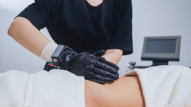 Genç kız Spa'da rahatlatıcı bir şey. Physiotheraphy.