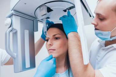 X-ray makinesi hasta kalan genç kadın. Panoramik Radyografi