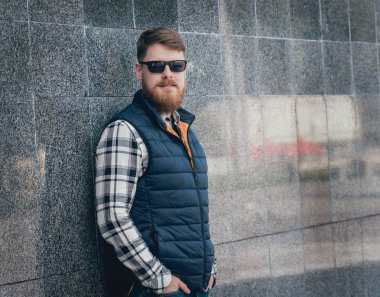 Kameraya poz rahat kıyafetler içinde sakallı yakışıklı.