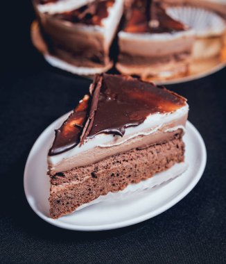 Çikolatalı kek koyu arka plan, portre, selectife odak