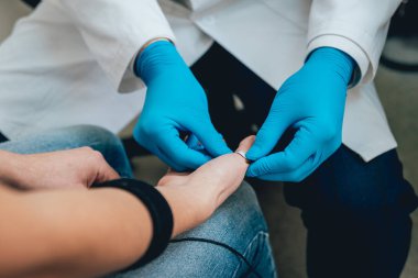 Hasta sinirleri elektromiyografi ile test ediliyor. Tıbbi muayene. EMG