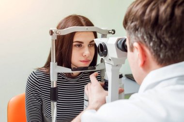 Lamba muayene kesti. Biomicroscopy anterior göz parçasının. Temel göz muayenesinde.