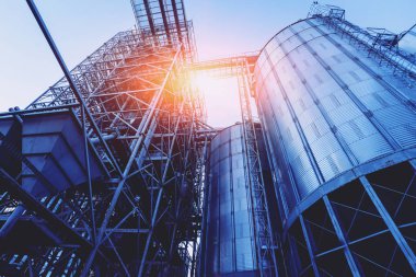 Modern silolar Tahıl hasat depolamak için. Tarım. 