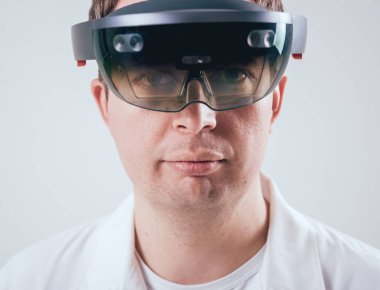 Doktor kullanır gerçeklik gözlükleri artar. Modern teknoloji