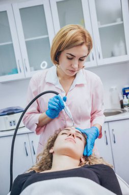 Genç kız Spa'da rahatlatıcı bir şey. Physiotheraphy.