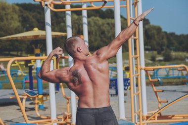 Eğitim ve egzersiz açık havada şehirde yapıyor genç atlet.