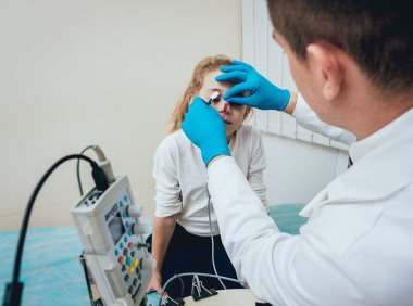 Hasta sinirleri elektromiyografi ile test ediliyor. Tıbbi muayene. EMG