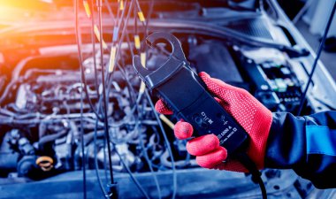Otomatik mekanik gerilim kontrol etmek voltmetre kullanarak