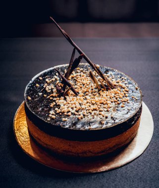 Çikolatalı kek koyu arka plan, portre, selectife odak