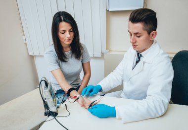 Hasta sinirleri elektromiyografi ile test ediliyor. Tıbbi muayene. EMG