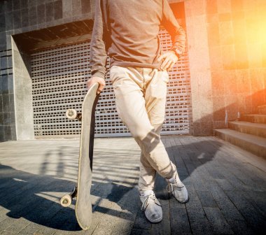 Pratik ve sokaklarda atlama kaykaycı