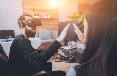 Vr gözlük test ve having fun kadın yaratıcı Ofis çalışanları ile genç adam