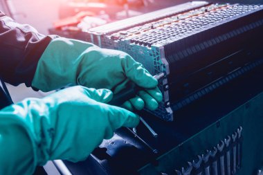 Elecric motorlu pilleri şarj. Pil bir elektrikli araç motorunun sökülmesi. Araba Servisi