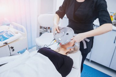 Genç kadın spa salonda. Kozmetik ilaç. Mezoterapi. Tıbbi cihazlar.