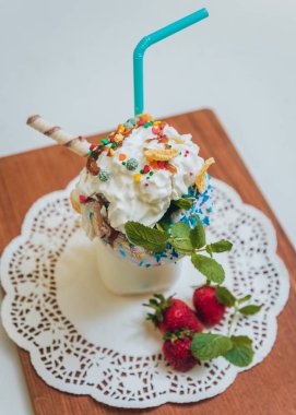 Krema, şeker kırıntı ve taze çilek Çilek milkshake bardak