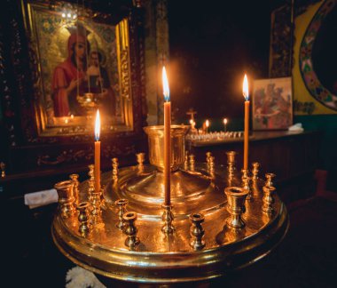 Kilise iç. Mum ışığı.