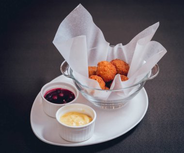 Et topları üzerinde cam kase soslar.