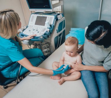 Anne olarak ultrason Tanı ile doktor ve bebek kız. Tıbbi malzeme. Ultrason.