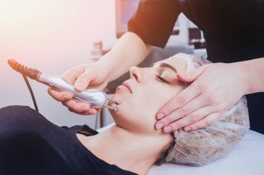 Genç kız Spa'da rahatlatıcı bir şey. Physiotheraphy.