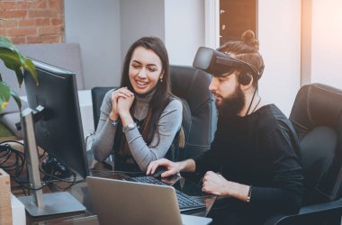Vr gözlük test ve having fun kadın yaratıcı Ofis çalışanları ile genç adam
