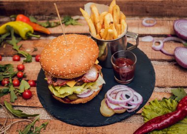 Pastırma burger biftek ve patates kızartması ahşap tablo