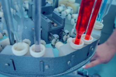 renkli sıvı ile Laboratuar kapkacakları.