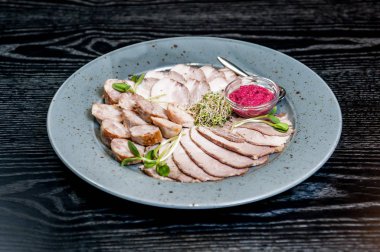 Et soslu bir tabağa dilimlenmiş