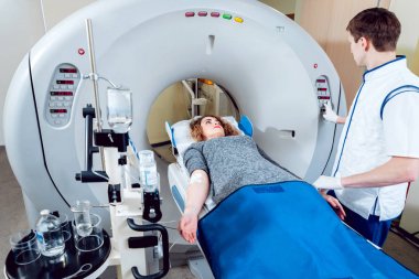 Doktor ve hasta hastanede bilgisayarlı tomografi odasında. Tıbbi donatımı. 